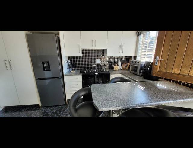 3 BEDROOM HOUSE FOR SALE IN BRACKENHURST